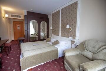 Фото номера Стандартный трехместный номер Отель Pegasa Pils Spa Hotel г. Юрмала 4
