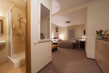 Фото номера Стандартный трехместный номер Апарт-отели Dzintars Hotel г. Юрмала 9